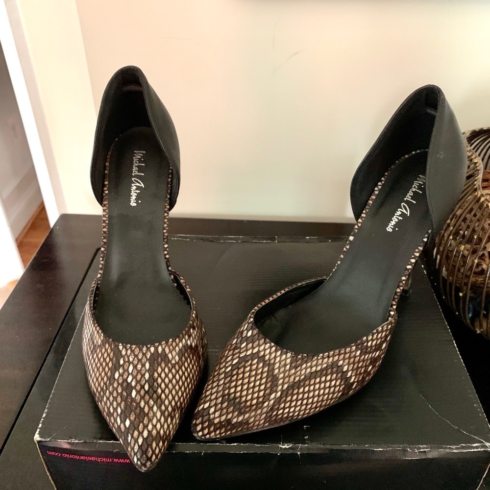 Michael Antonio Snake skin brown & black pumps